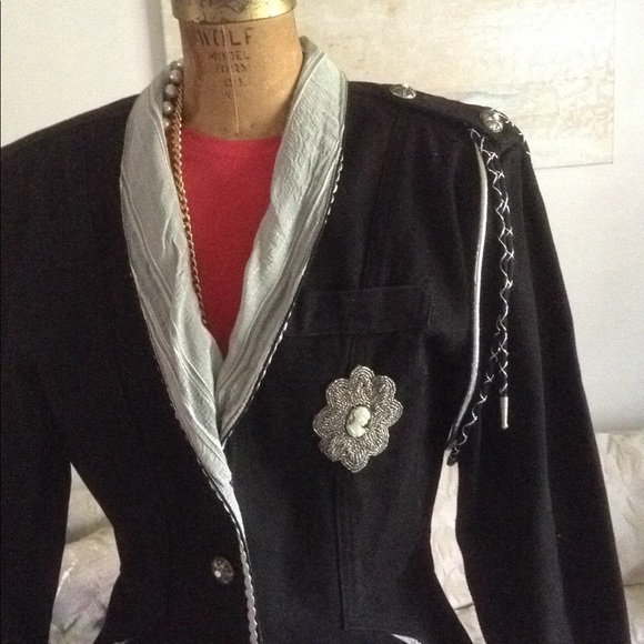 Jacket wit epilets - Picture 2 of 6
